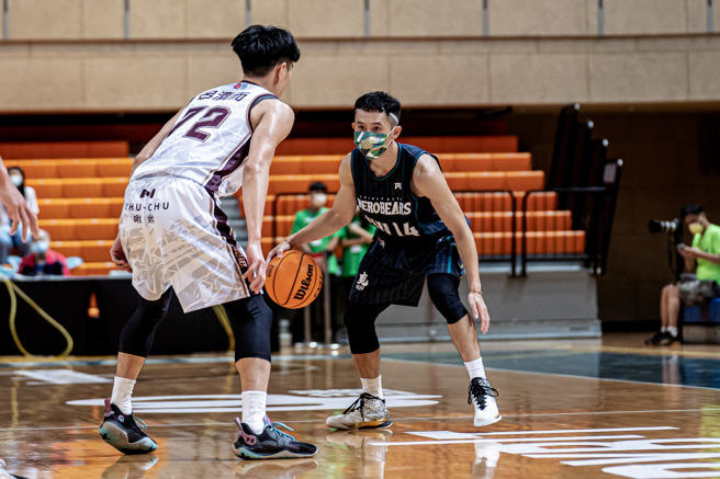 台啤英熊隊長蔣淯安全程佩戴口罩出賽，拿下18分、9助攻。（台啤英熊提供）