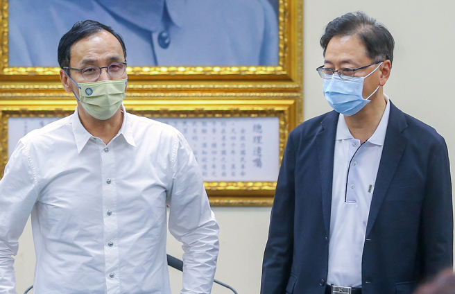 國民黨18日召開中常會，會中正式通過徵召國家政策基金會副董事長張善政（圖右）參選桃園市長，左為主席朱立倫。（粘耿豪攝）