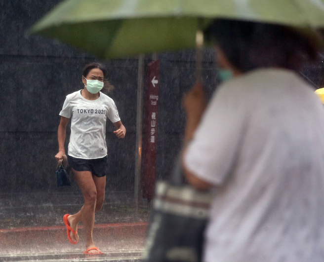 周五（20日）起南方雲系和梅雨滯留鋒接力影響，全台都是有雨的天氣。（資料照／范揚光攝）