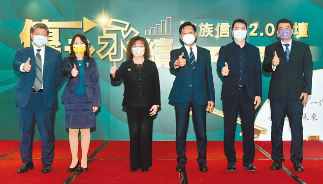 工商时报与第一银行17日举办「传承永续家族信托2.0论坛」，出席贵宾工商时报总编辑梁宝华（左起）、中华民国信托商业同业公会秘书长吕蕙容、第一银行总经理郑美玲、工商时报社长陈国玮、安永联合会计师事务所会计师林志翔及国立政治大学法学院副教授周振锋出席与会。图／顏谦隆