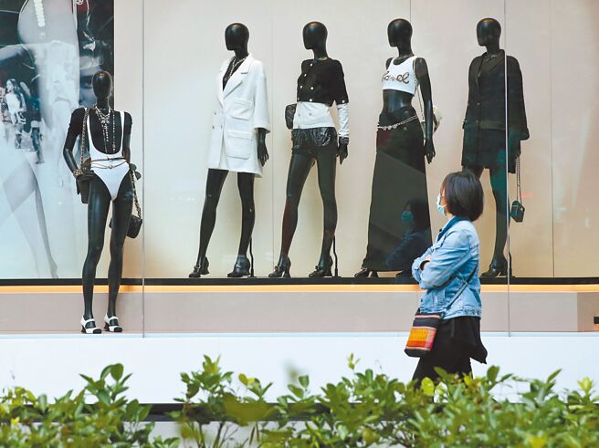 0+7居隔新制上路，新北市长侯友宜认为居隔转型是势必做的，但强调非必要不得外出。图为疫情严峻，许多民眾自主防疫减少外出，原本热闹的台北市信义商圈，只有少数民眾逛街购物。（王英豪摄）