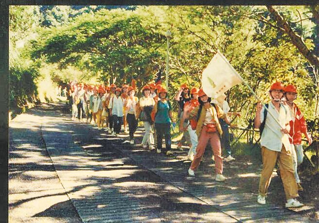 党产会昨举办「救国团财产是否为不当取得财产案」听证会，指救国团依国民党指示，以青年育乐活动作掩护，对青年政治侦防。救国团点名蔡英文总统等民进党政要曾任救国团讲师或委员，可见这些人非受逼迫。图为救国团昔日最夯的中横健行团队，是许多四、五年级生共同美好回忆，当年报名得抢破头！（救国团提供）