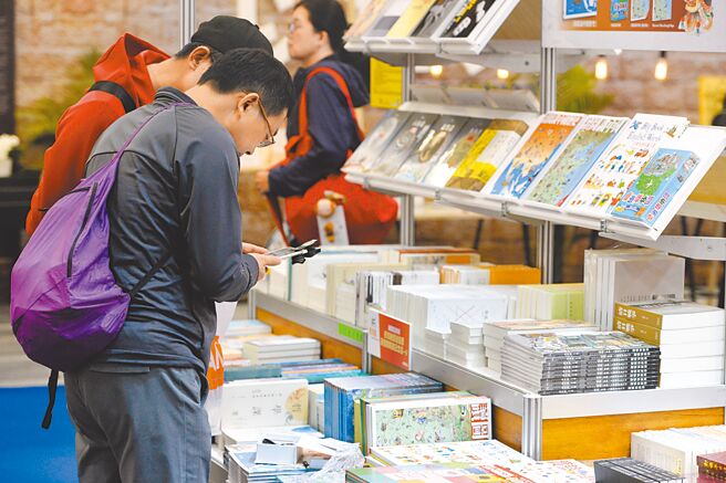疫情延烧，但文化部仍决定照办台北国际书展，引发退展潮。图为2019年第27届台北国际书展，邀到52国、735家出版社参展。（本报资料照片）