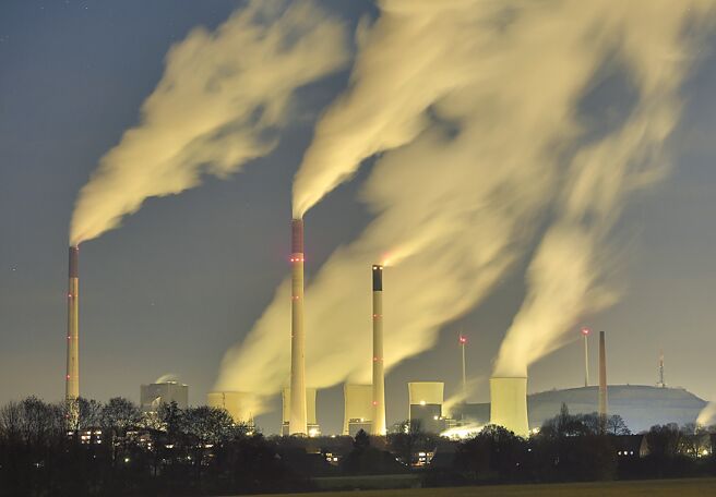 綠色和平委託時勢公司昨天發表「2022台灣中小製造業碳管制意向調查報告」，發現近80％受訪的中小企業，願意與排碳大戶共同承擔轉型責任。圖為德國燃煤發電站。（美聯社）