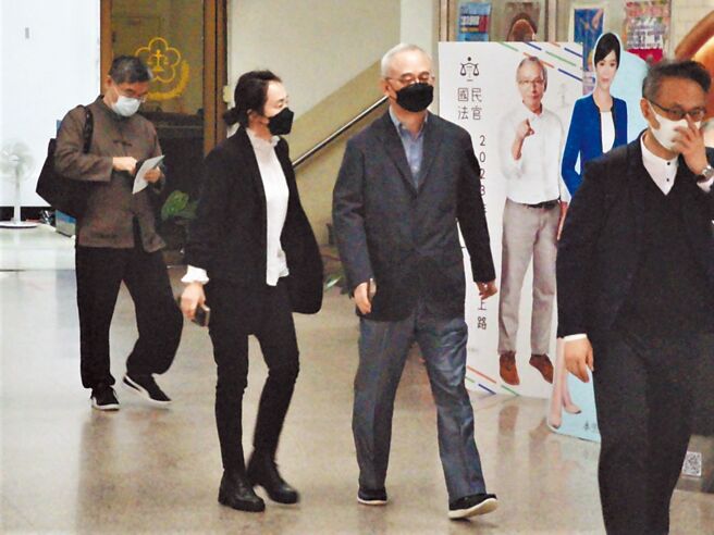 向心(右二)、龚青(左二)夫妇17日赴高院开庭决定是否延长境管。(蒋永佑摄)