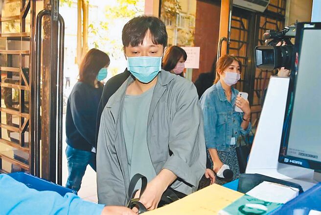 知名乐团「苏打绿」改名「鱼丁纟」后，提告林暐哲音乐社要求返还商标。智慧财产法院认为，经纪合约终止后，团员主张登记共有并无理由，且网路文章指，大多数消费者无法将6名团员连结至苏打绿，因此仍判败诉。图为主唱吴青峰。（本报资料照片）