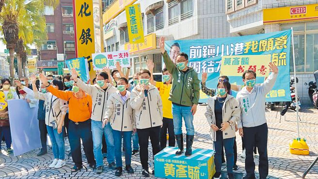 民進黨新潮流新人黃彥毓（前排右三）日前黨內初選時，多名黨籍立委現身力挺。（本報資料照片）