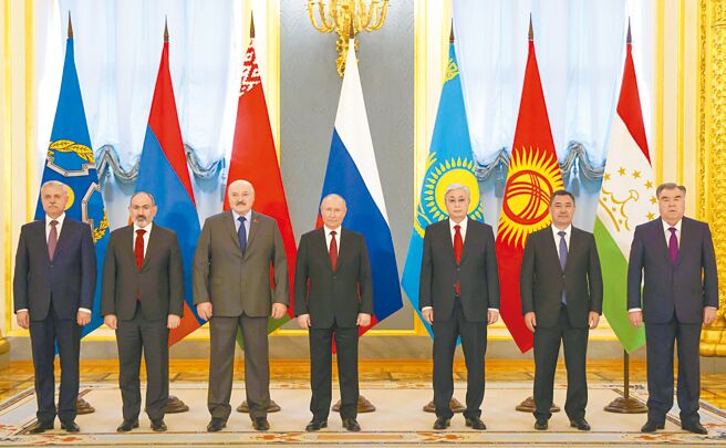 對抗芬蘭、瑞典申請入北約，俄羅斯總統普丁召集「集體安全條約組織」峰會，圖為成員國領導人在集體安全條約組織會議之前的合影。從左至右：集體安全條約組織祕書長斯坦尼斯拉夫·扎斯、亞美尼亞總理尼科爾·帕希尼揚、白俄羅斯總統亞歷山大·盧卡申科、俄羅斯總統普丁、哈薩克斯坦總統卡西姆-若馬爾特·託卡耶夫、吉爾吉斯斯坦總統薩迪爾·扎帕羅夫和塔吉克斯坦總統埃莫馬利·拉赫蒙。（摘自俄羅斯總統府官網）