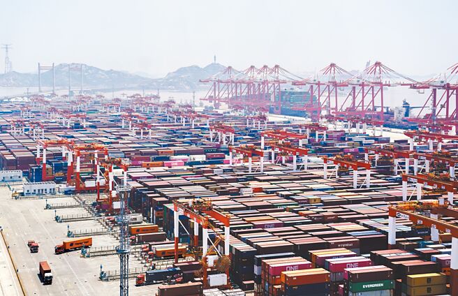 受疫情衝击，大陆4月经济表现惨淡，大陆官员连日来接连出面喊话，安定民心。图为上海洋山港码头。（新华社）
