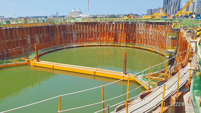 淡江大橋主橋墩灌漿處的防水鋼管圍堰連環爆出漏水疑慮。（公路總局西濱北工處提供／蔡雯如新北傳真）