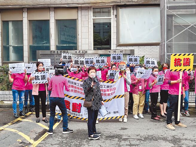 中祥医院将进驻新北市中和远东工业园区，社区民眾抗议，院方和屋主都没讲清楚计画，就直接开工，对当地居民恐带来健康疑虑。（李奇叡摄）