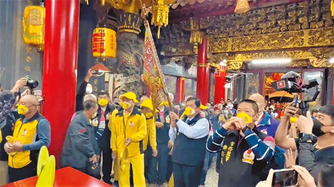 拱天宮16日深夜11點舉行「放頭旗」儀式，17日凌晨將頭旗請出神龕，插在廟門外龍柱，宣告今年徒步進香活動正式展開。（拱天宮提供／李京昇苗栗傳真）