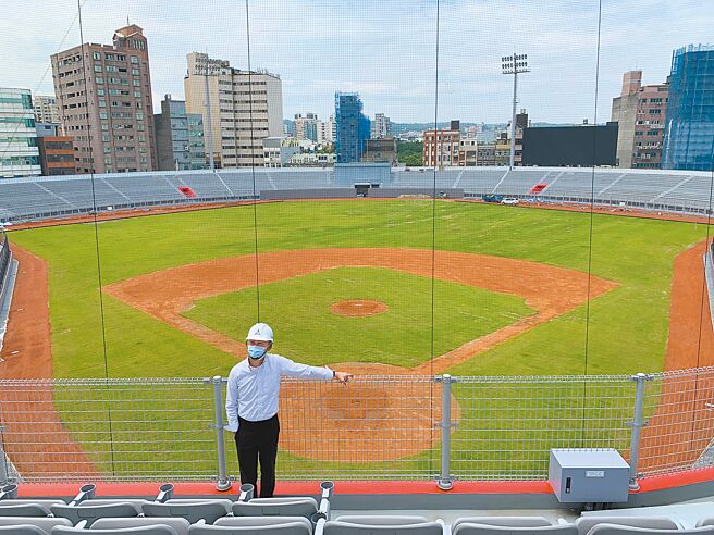 新竹市长林智坚到场了解棒球场工程进度。（王惠慧摄）