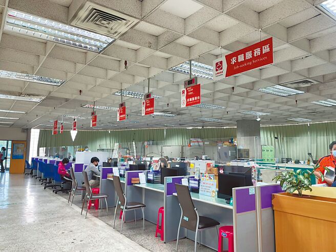 高雄市政府劳工局训练就业中心今年第一季登记求职人数为1万4431人，图为前镇就业服务站。（洪靖宜摄）