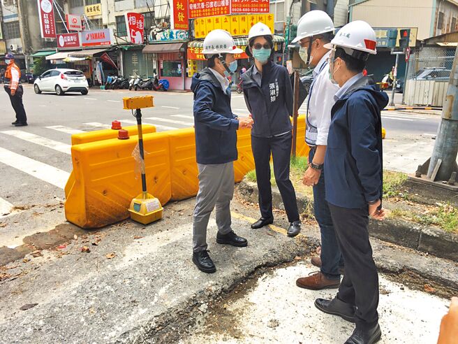 高雄市副市長林欽榮與交通局長張淑娟17日一同視察大順路輕軌工程，表示C20-C24路段年底可望順利通車。（崔正綱攝）