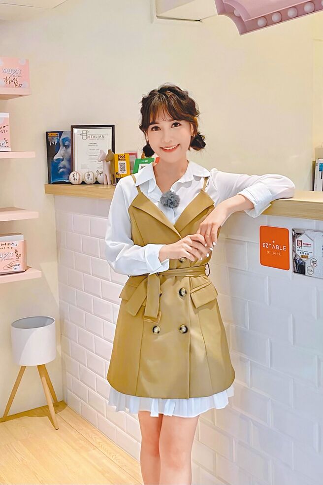 中天美女主播张若妤在新节目《爱吃星球》中，首度展现厨艺。（中天新闻提供）