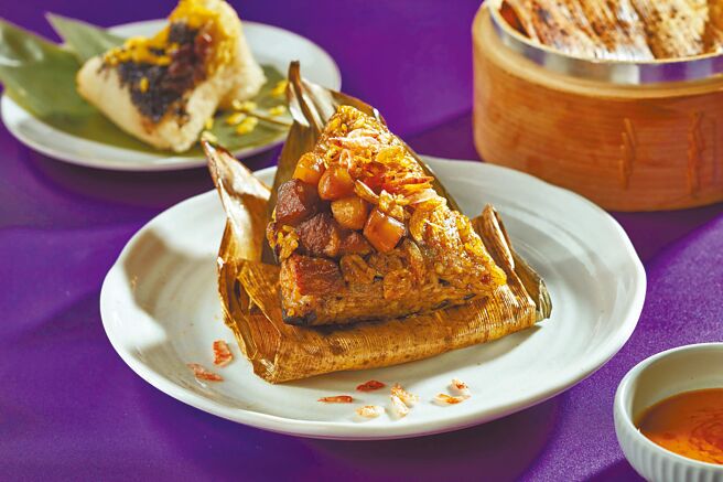 「汉来蔬食」餐厅推出每盒8颗的「健康养生粽礼盒」880元，其中的「猴头菇野米素粽」是常客每年期待的美味。（汉来蔬食提供）