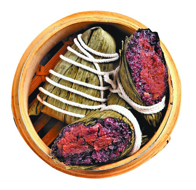 「紫米豆沙湖州粽」结合花莲伊姿米与糯米，包裹着细致绵密、甜而不腻的豆沙，外Q内软；单颗80元。（点水楼提供）
