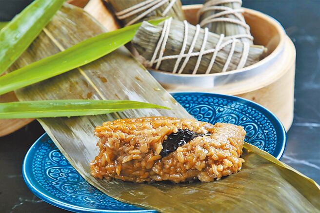 湖州粽一大特色是米粒油亮、口感软糯滑顺；图为点水楼长年热销的「金华火腿湖州粽」。（点水楼提供）