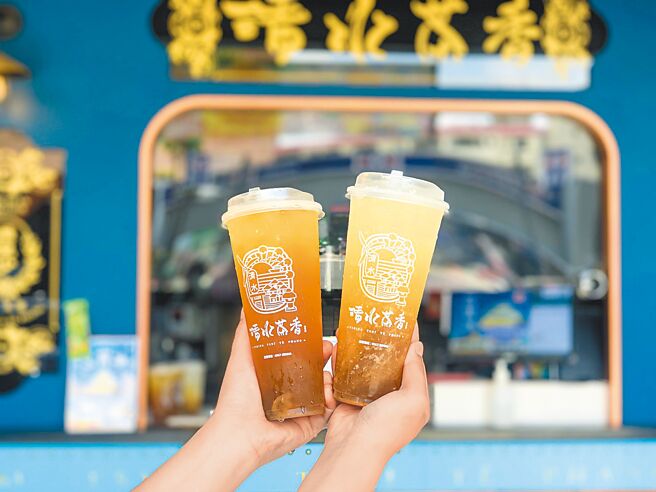 手摇饮店「清水茶香」耍浪漫！520告白日将推5款青梅饮品，其中「翠梅冻饮」（见图）将绿茶特有的茉莉花香搭配酸甜完熟青梅，并以软Q的绿茶冻丰富口感，北部价格60元，中部55元。（清水茶香提供）