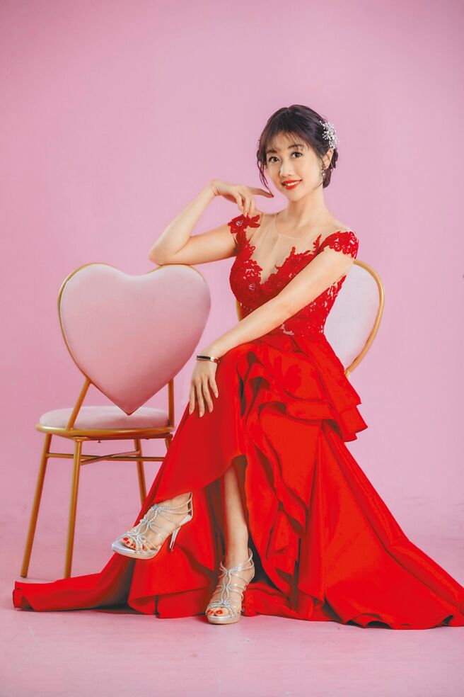 吴佳颖去年担任推手奖颁奖典礼主持人，一袭红色婚纱惊艳全场。（承筠行销提供）
