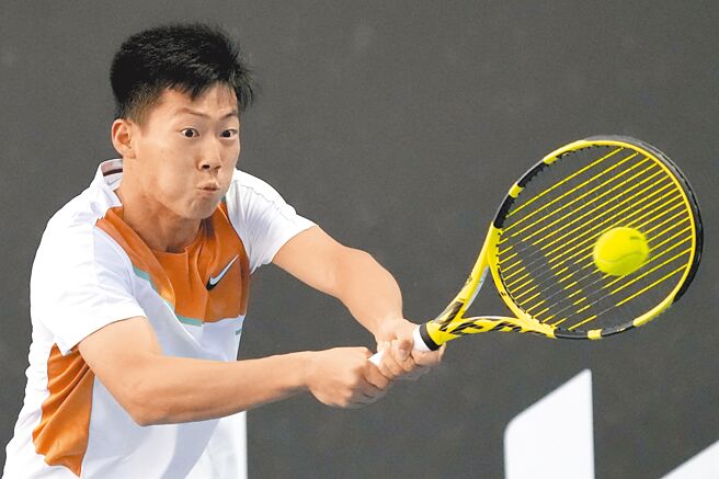 曾俊欣在法网男单会外赛闯入第2轮。（美联社资料照片）