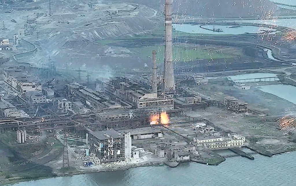 俄军疑动用白磷弹攻击乌克兰马立波亚速（Azovstal）钢铁厂。（路透）(photo:ChinaTimes)