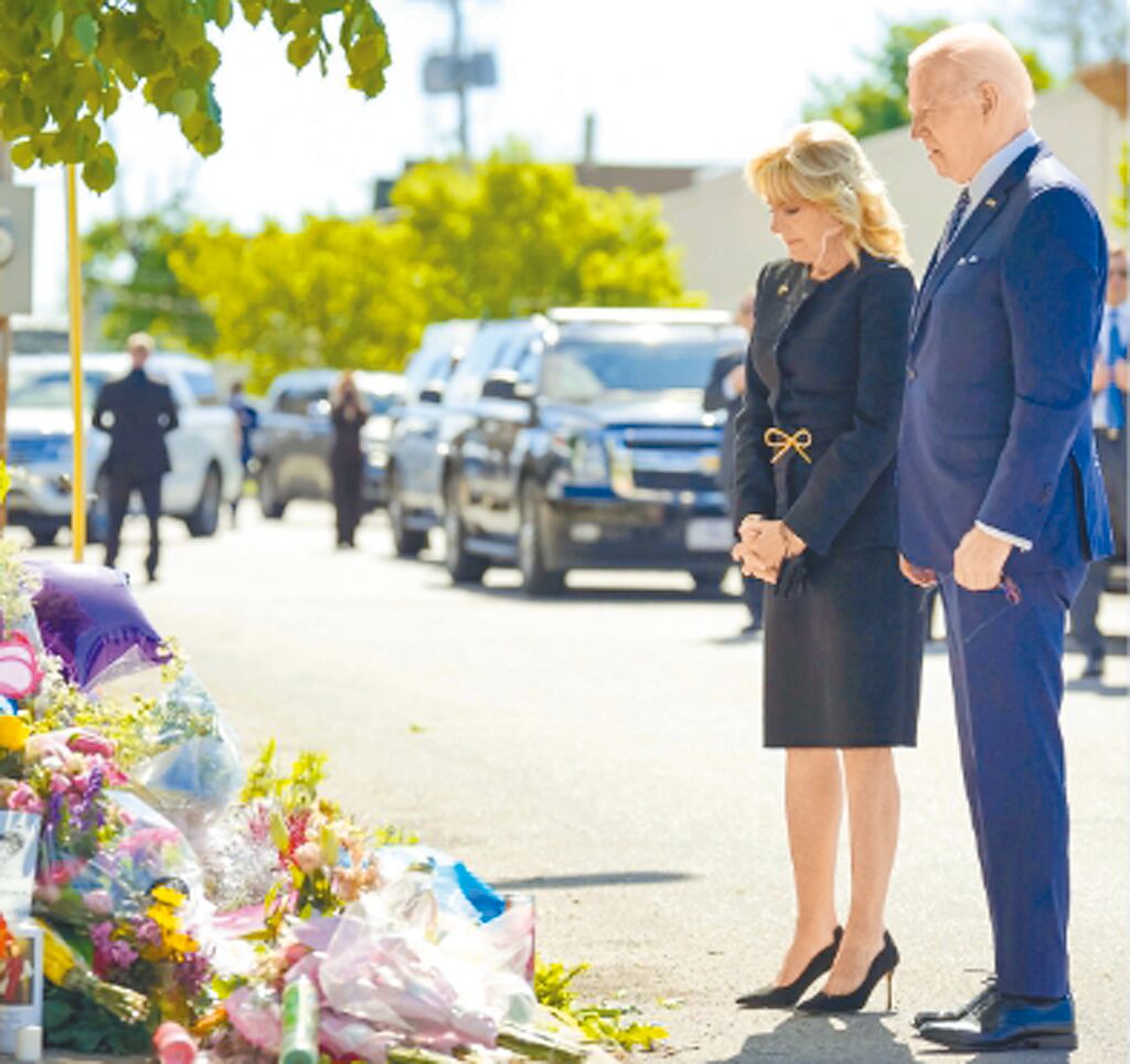 美國總統拜登和第一夫人在紐約水牛城為槍擊案中逝去的生命哀弔。（摘自美國白宮官網）