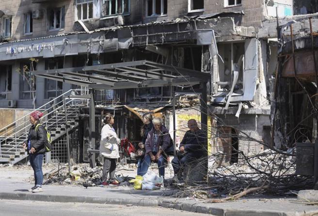 烏克蘭官方表示，最近這幾周來受到戰爭破壞最多的是一般居民住宅。圖為激戰已久的馬里烏波爾被炸壞的居民區。（圖／美聯社）