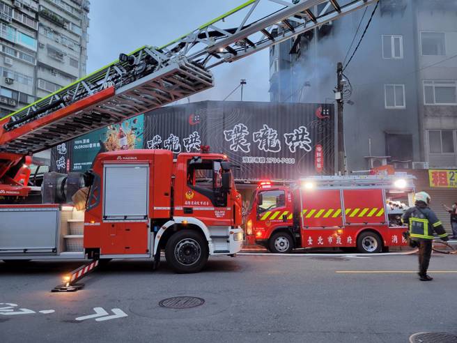 北市知名海鮮餐廳「噗嚨哄」清晨大火 老闆夫妻流淚痛心。(記者爆料網提供)