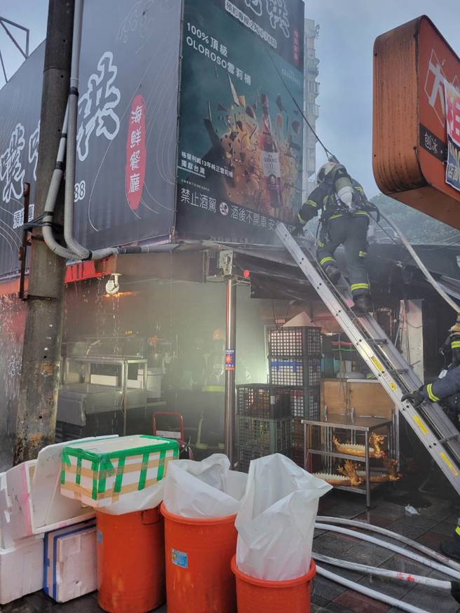 北市知名海鮮餐廳「噗嚨哄」清晨大火 老闆夫妻流淚痛心。(記者爆料網提供)