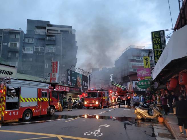北市知名海鮮餐廳「噗嚨哄」清晨大火 老闆夫妻流淚痛心。(記者爆料網提供)