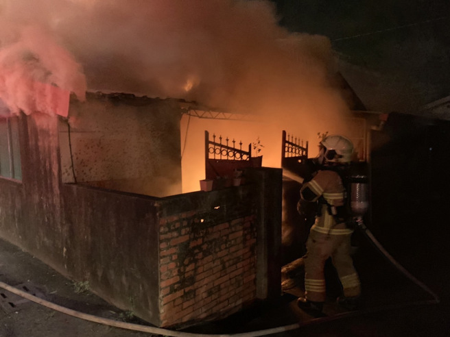 台南官田一名恐怖家暴夫不爽妻申請保護令，凌晨灑汽油縱火燒屋後逃逸，整間房屋陷入火海。(讀者提供/劉秀芬台南傳真)