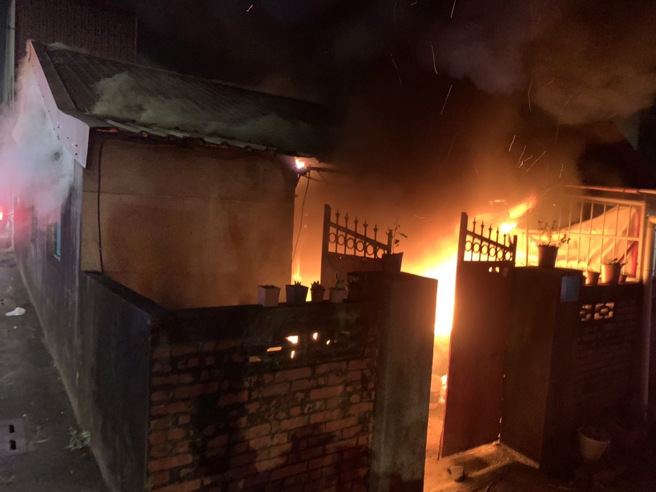 台南官田一名恐怖家暴夫不爽妻申請保護令，凌晨灑汽油縱火燒屋後逃逸，整間房屋陷入火海。(讀者提供/劉秀芬台南傳真)