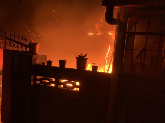 台南官田一名恐怖家暴夫不爽妻申請保護令，凌晨灑汽油縱火燒屋後逃逸，整間房屋陷入火海。(讀者提供/劉秀芬台南傳真)