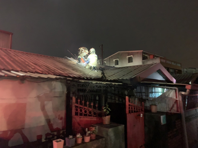 台南官田一名恐怖家暴夫不爽妻申請保護令，凌晨灑汽油縱火燒屋後逃逸，整間房屋陷入火海。(讀者提供/劉秀芬台南傳真)