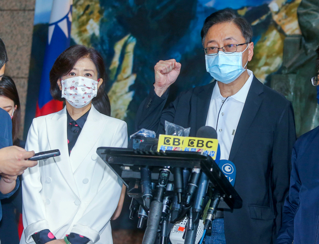 国民党18日召开中常会，会中正式通过徵召国家政策基金会副董事长张善政参选桃园市长，他受访时表示，希望不论老少青壮，只要来到桃园，都能安身立命，实现「微笑桃园」的人生理想。左为副秘书长王育敏。（资料照／粘耿豪摄）