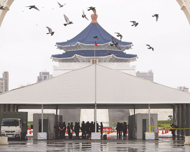 图为中正纪念堂的车来速PCR筛检站。（本报资料照/季志翔摄）