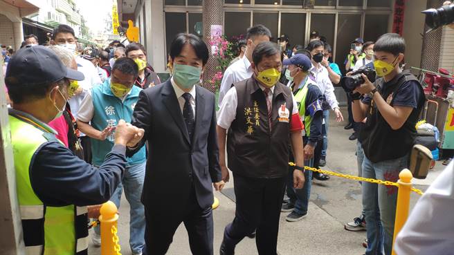 副总统赖清德今天到拱天宫参拜。（李京升摄）