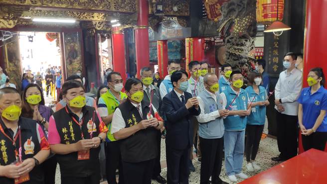 副总统赖清德、苗栗县长徐耀昌等人向妈祖参香。（李京升摄）