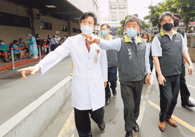 王必胜(前排右)的发言引来双北市反击，陈时中(前排中)为他缓颊。（郑任南摄）