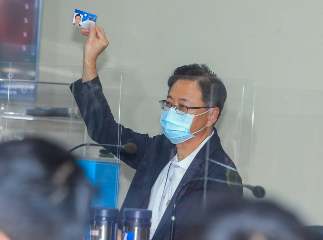 國民黨18日召開中常會，會中正式通過徵召國家政策基金會副董事長張善政參選桃園市長，圖為張善政高舉手中的黨證。（資料照／粘耿豪攝）