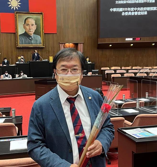 民进党立委邱泰源今（19日）传出确诊。邱泰源国会办公室证实，委员今（19日）上午快筛呈现阳性，因年龄超过65岁，经过医护人员确认后证实为阳性确诊。（摘自邱泰源脸书）