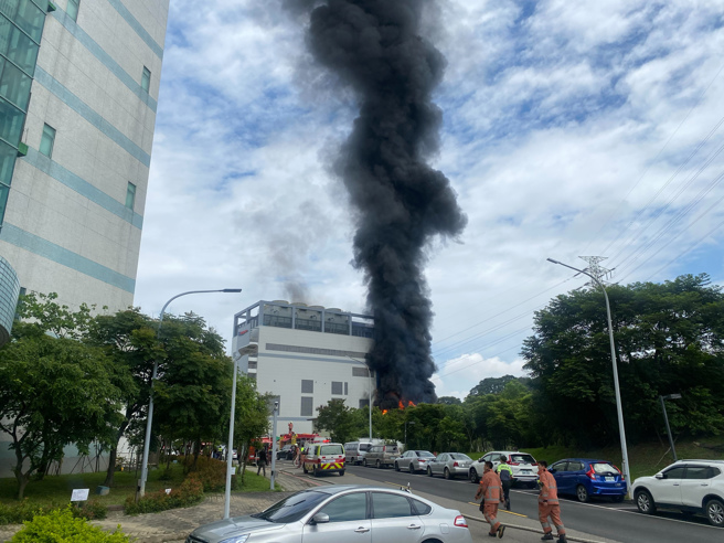 亞東氣體上午9點24分疑因變壓器過熱引發火災，目前工廠冒出黑煙有火，新竹市消防局正搶救中，尚確定不有無人員受困傷亡。(陳育賢攝)