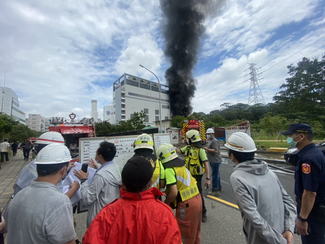 竹科亞東氣體廠房爆炸起火竄濃煙 園區大規模跳電。／陳育賢攝
