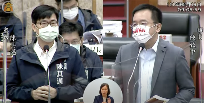 民进党高市议员陈致中今（19）日总质询提到，台北市长柯文哲说「比赛才刚开始」好像在呛声，新北市长侯友谊说「都是新北市带头来做」，但高雄市长陈其迈高EQ回应「防疫路上大家是队友」，陈致中直夸，令他欣赏陈其迈的度量。（柯宗纬翻摄）