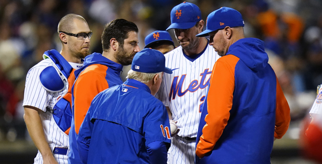 薛尔瑟与教练团说明身体状况(美联社)