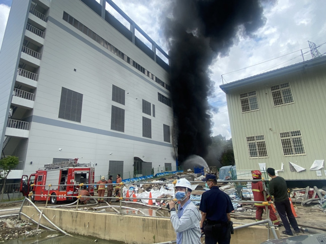 竹科亞東氣體廠房爆炸起火竄濃煙 園區大規模跳電。／陳育賢攝
