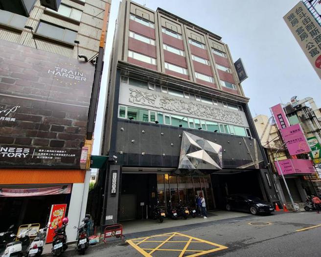 （屋齡已屆35年的老字號飯店「皇爵大飯店」，今年被一家嘉義在地的生物科技公司，以3億元買走。圖／台灣房屋提供）