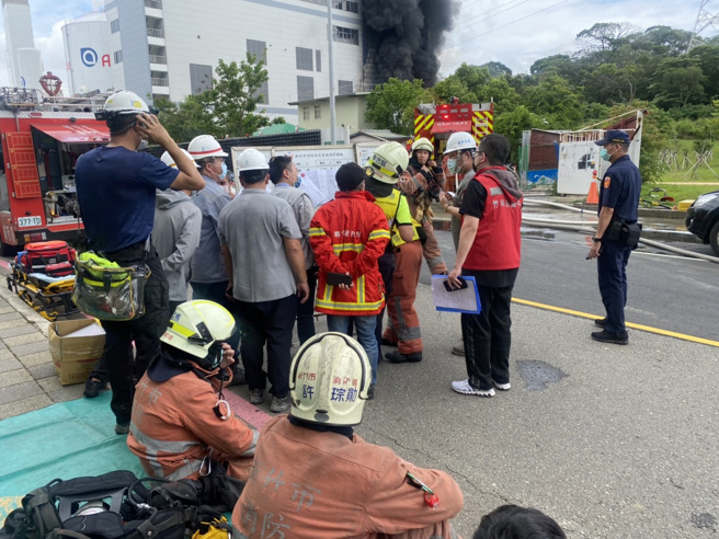 竹科亞東氣體廠房爆炸起火竄濃煙 園區大規模跳電。／陳育賢攝
